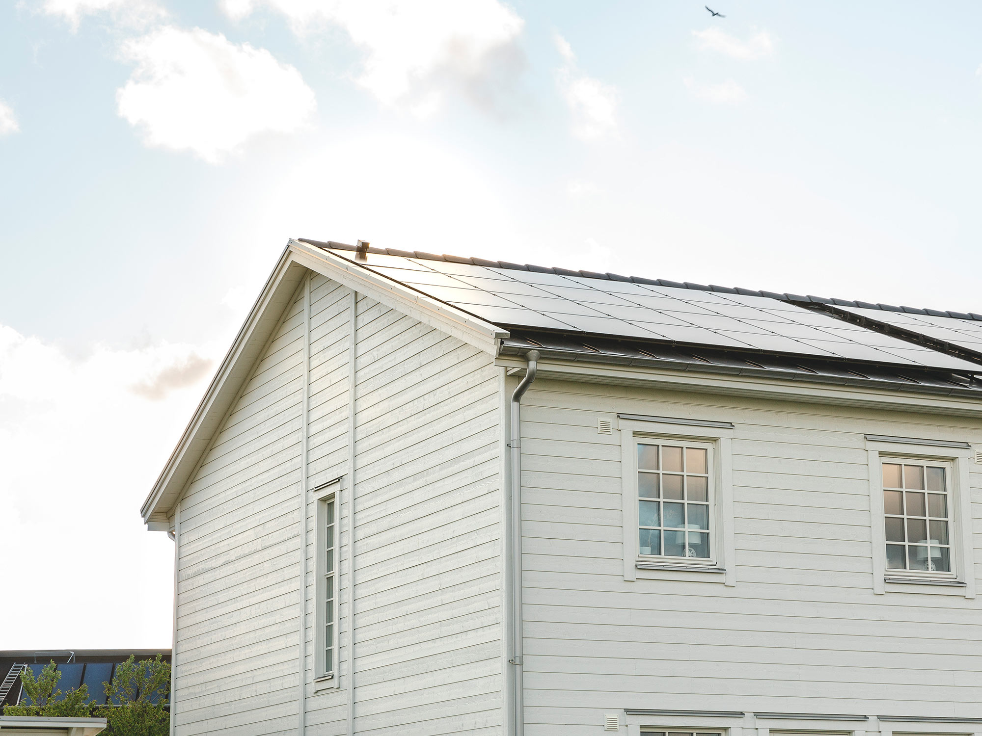 Genom att installera solceller på taket kan du som kund hos Falkenberg Energi sälja överskottet av din solel till Falkenberg Energi